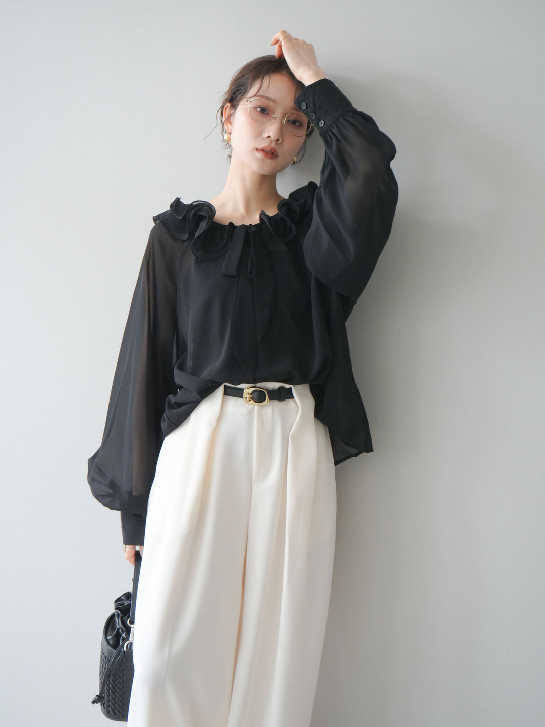 [予約]ラッフルネックシアーブラウス/black