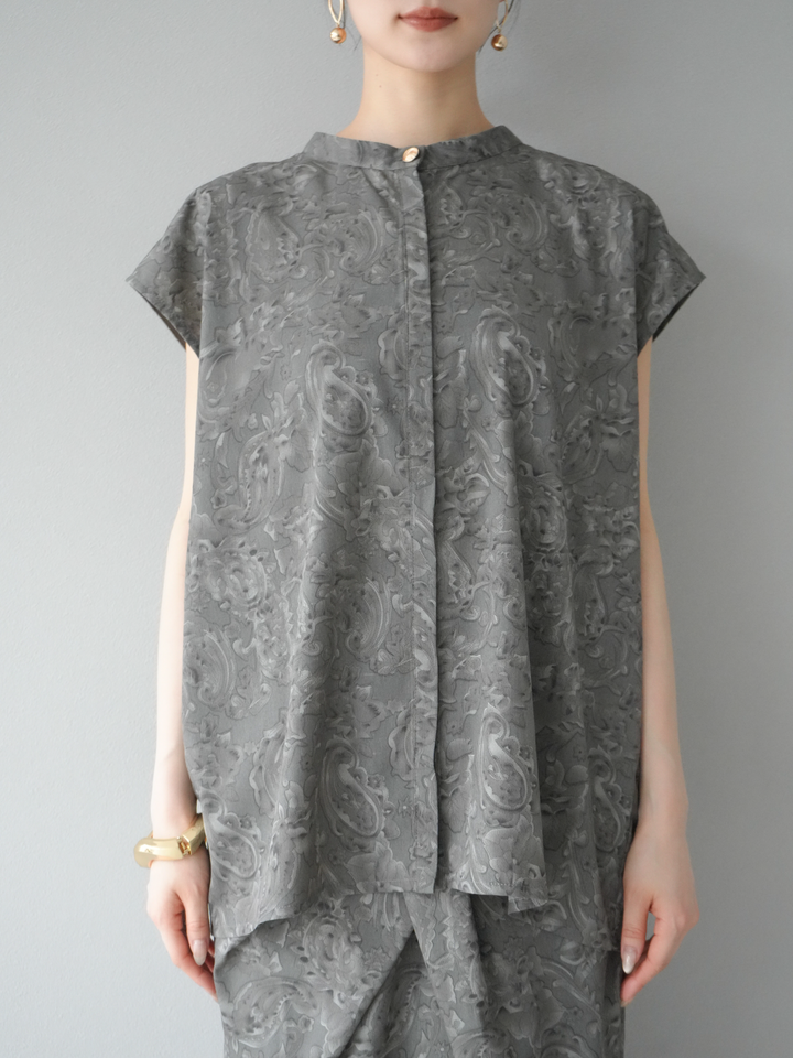 [予約]ペイズリープリントゴールドボタンブラウス/グレー
