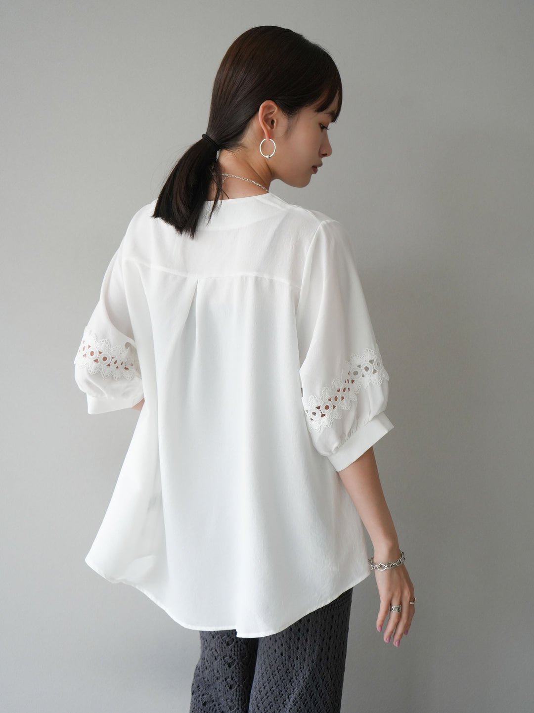 [Pre-order] Linen-touch sleeve cutwork tuck blouse/white