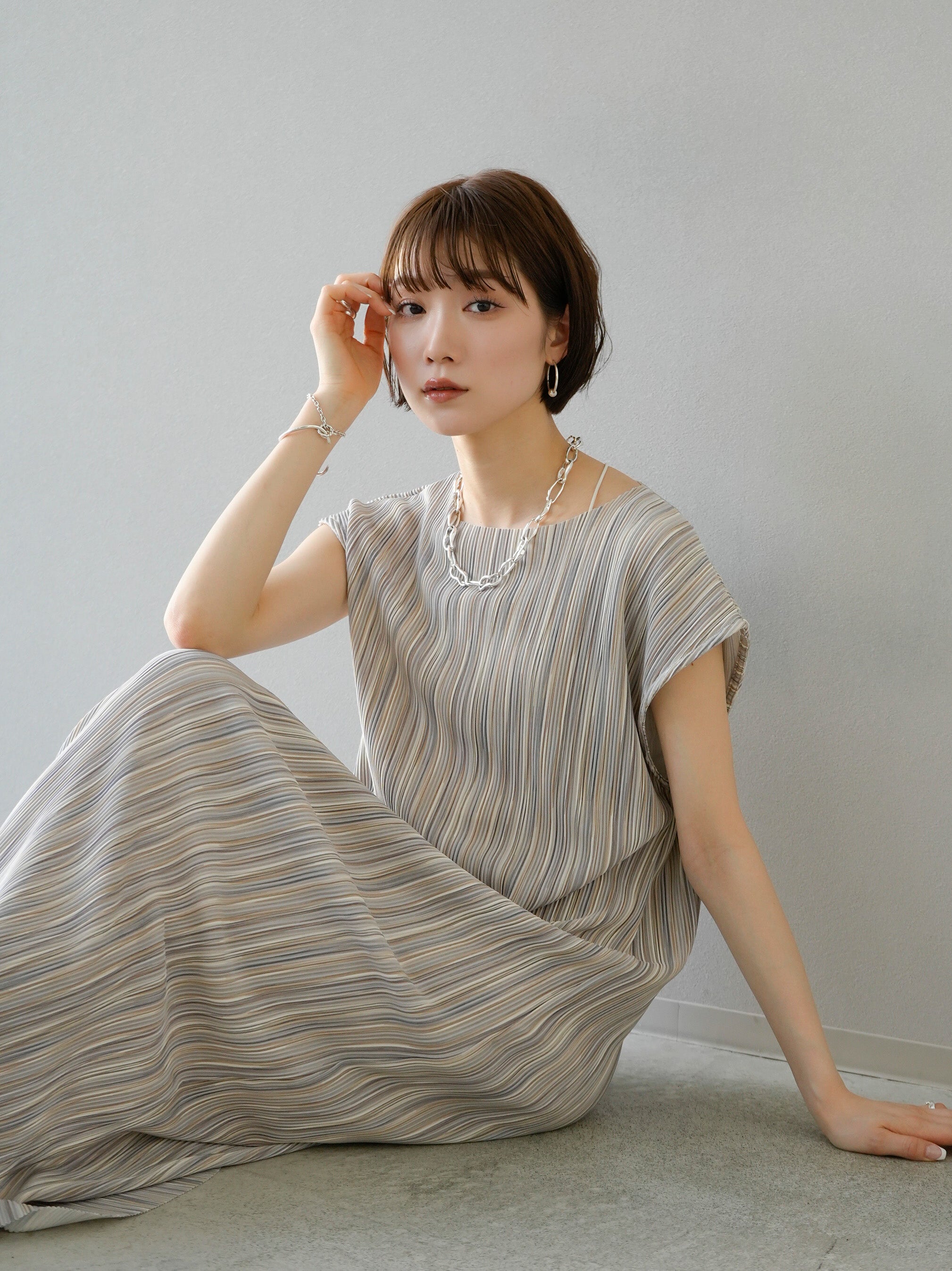 予約]マルチプリーツフレンチスリーブワンピース/グレー – Lumier