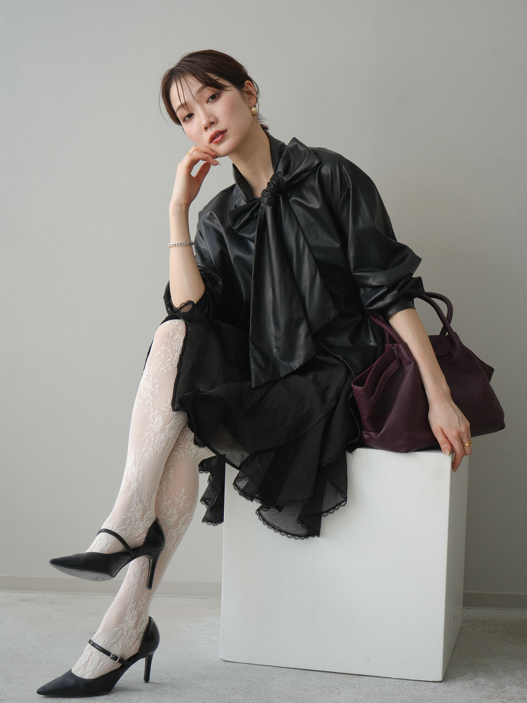 [SET]フェイクレザーボウタイブラウス+ラッフルレースミニスカート(2set)