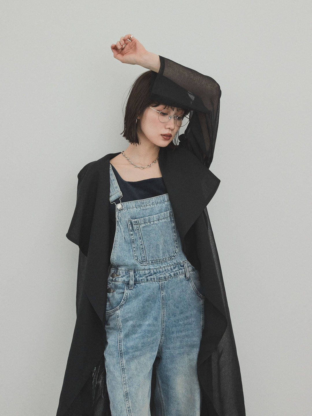 [SET] 中縫牛仔背帶褲 + 方形天鵝絨背心 + 透視長版外套（3 件組）