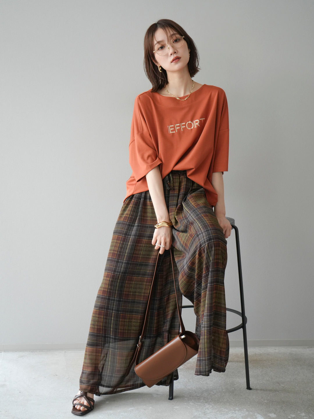 [套裝] 不同材質金屬標誌刺繡 x 印花T卹 + 透視格紋寬鬆褲（2 件套）