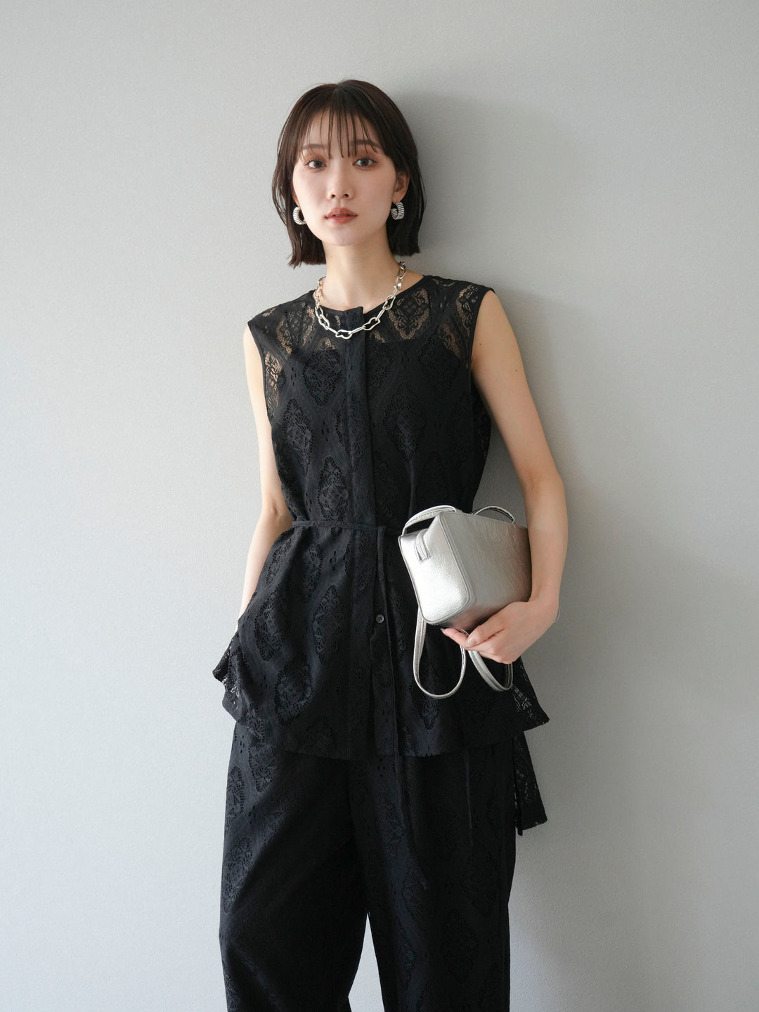 [SET] 緞面滾邊蕾絲無袖上衣 + 蕾絲疊穿休閒褲 (2件套)