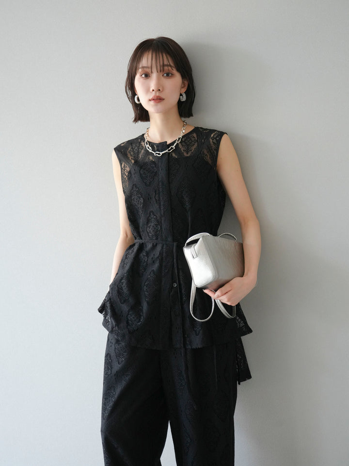 [SET] 緞面滾邊蕾絲無袖上衣 + 蕾絲疊穿休閒褲 (2件套)