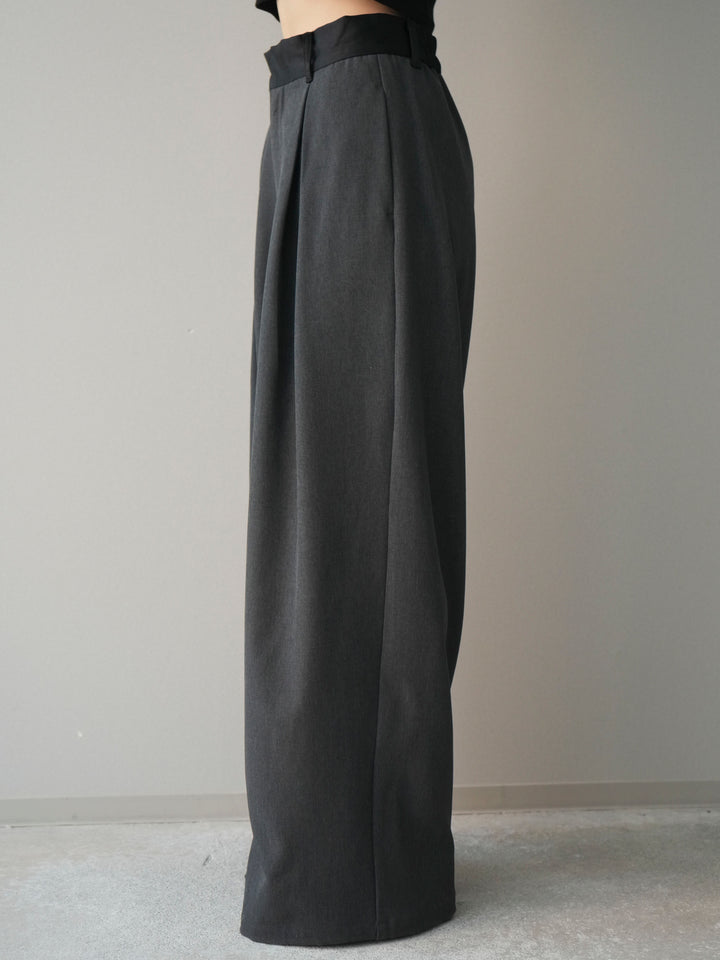 [予約]サテンベルトタックワイドパンツ/charcoal