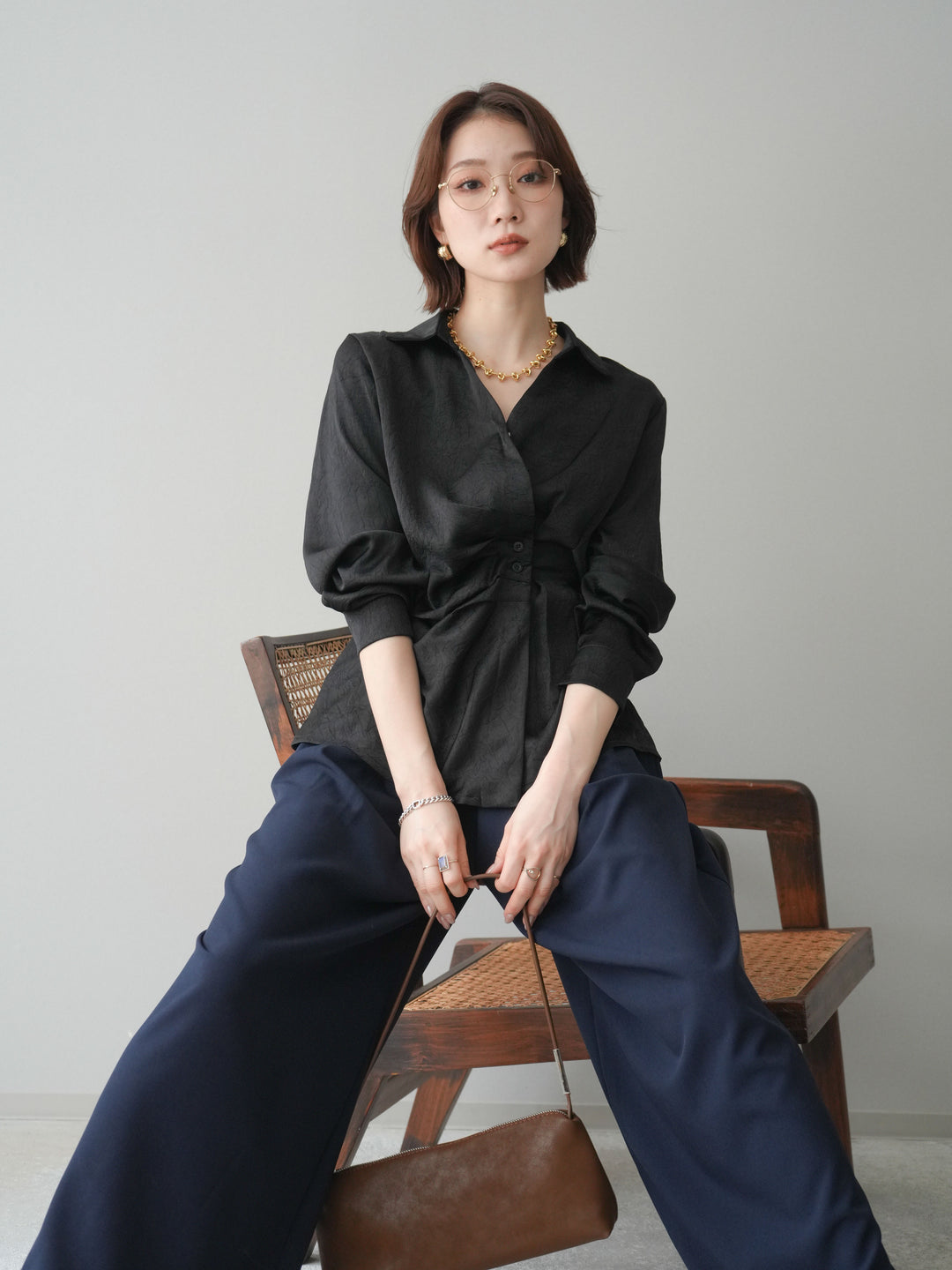 [予約]サイドギャザーアシンメトリーデザインサテンブラウス/black