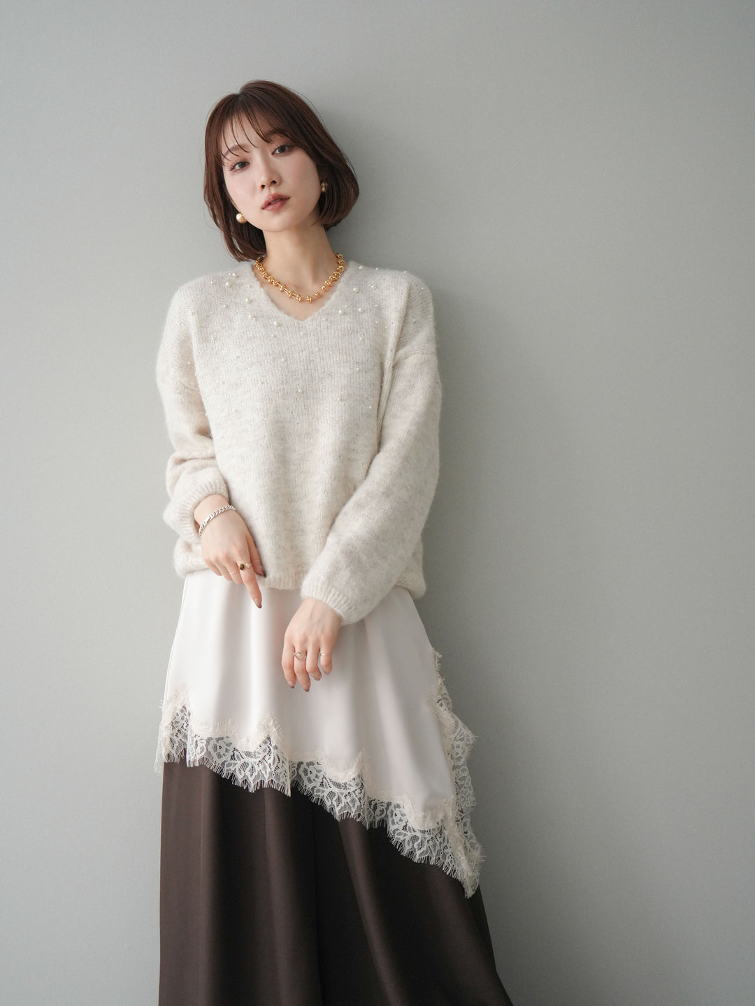 [SET]パール×ビジューVネックニットプルオーバー+アシンメトリーサテンレースキャミソール+テープベルトタックバギーパンツ(3set)