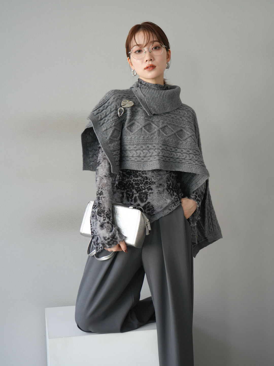 [予約]ケーブル編みニットケープ/グレー