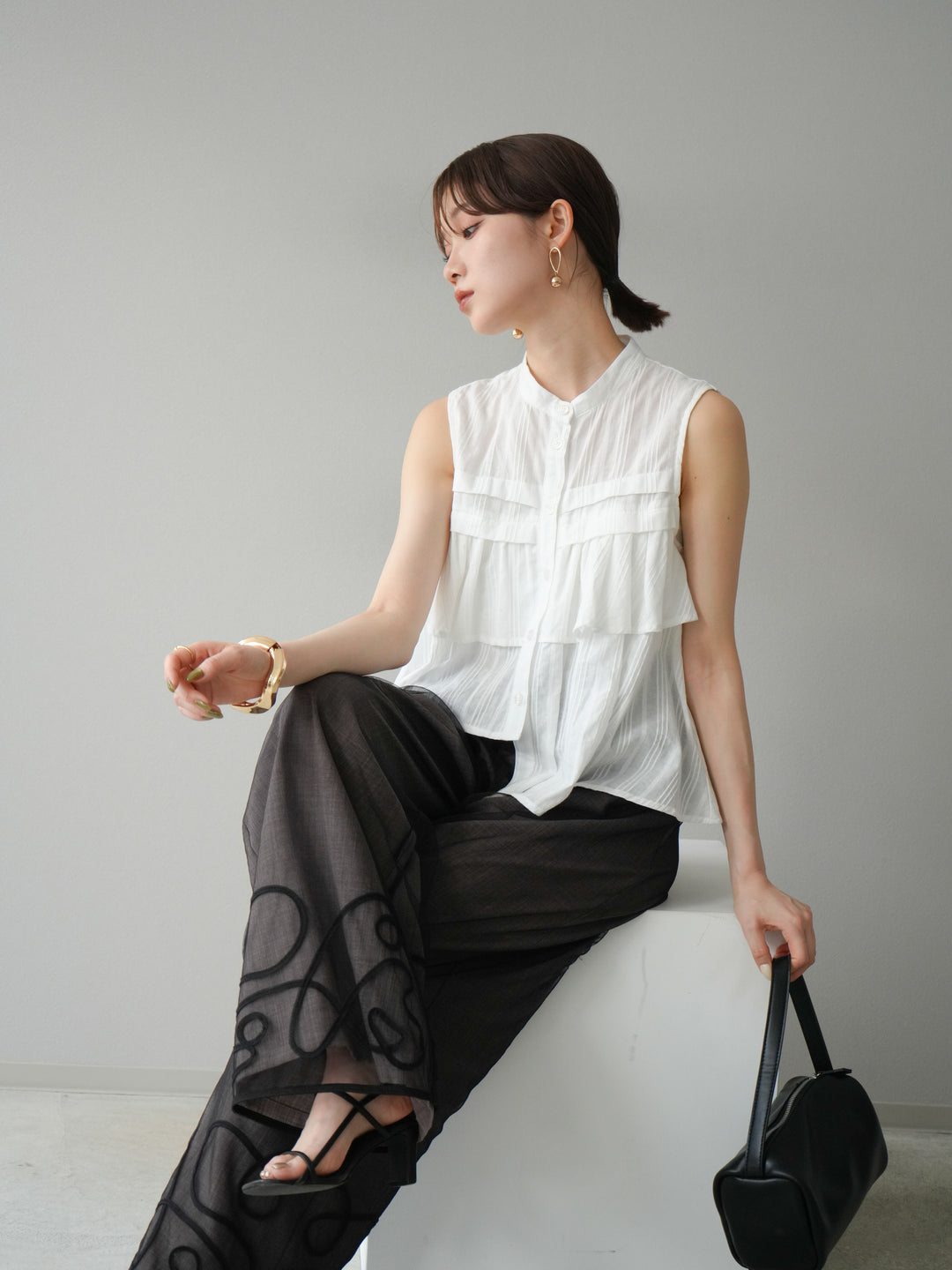 [予約]ドビーストライプアシンメトリーフリルノースリブラウス/ホワイト