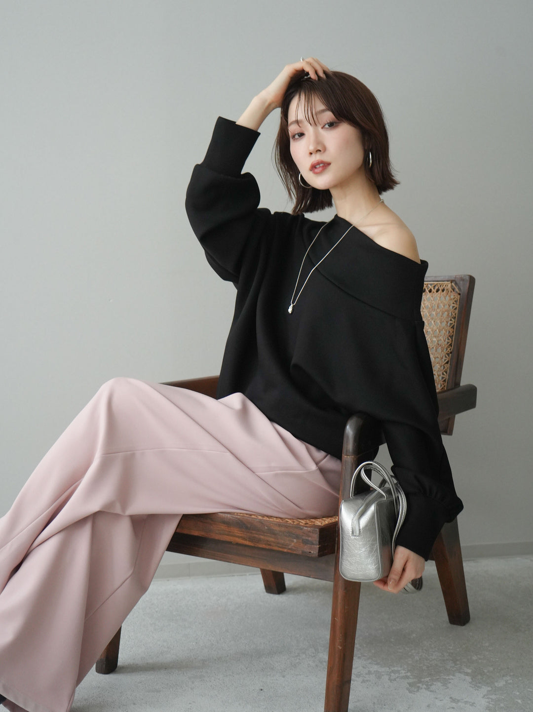 [予約]アシンメトリーオフショルポンチプルオーバー/black