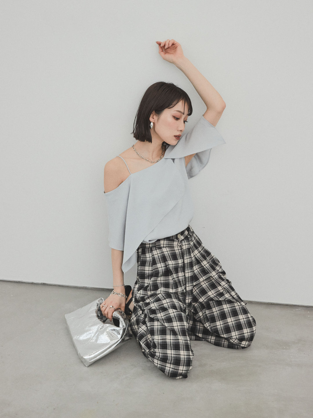 [SET]ワンショルラッフルブラウス+チェック柄ワイドパンツ(2set)
