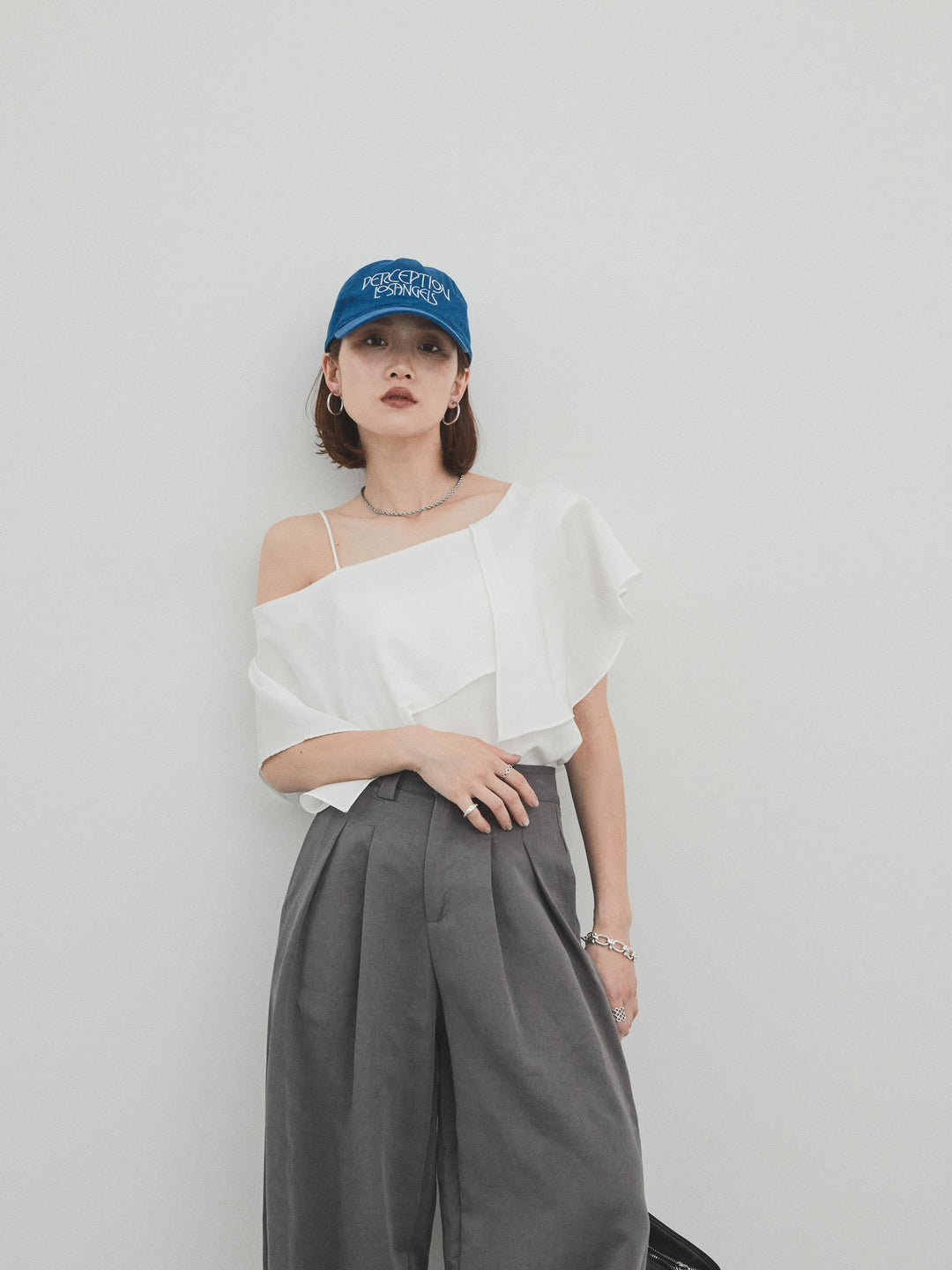 [予約]ワンショルラッフルブラウス/オフ