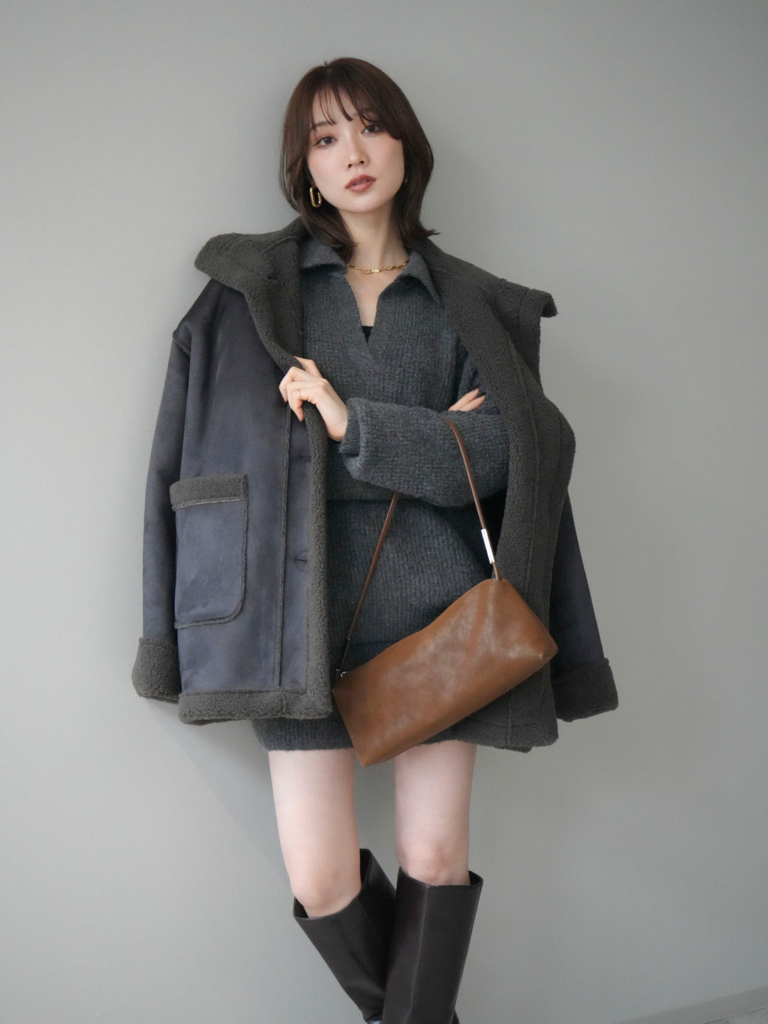 [予約]スタンドネックフェイクムートンミディアムコート/charcoal