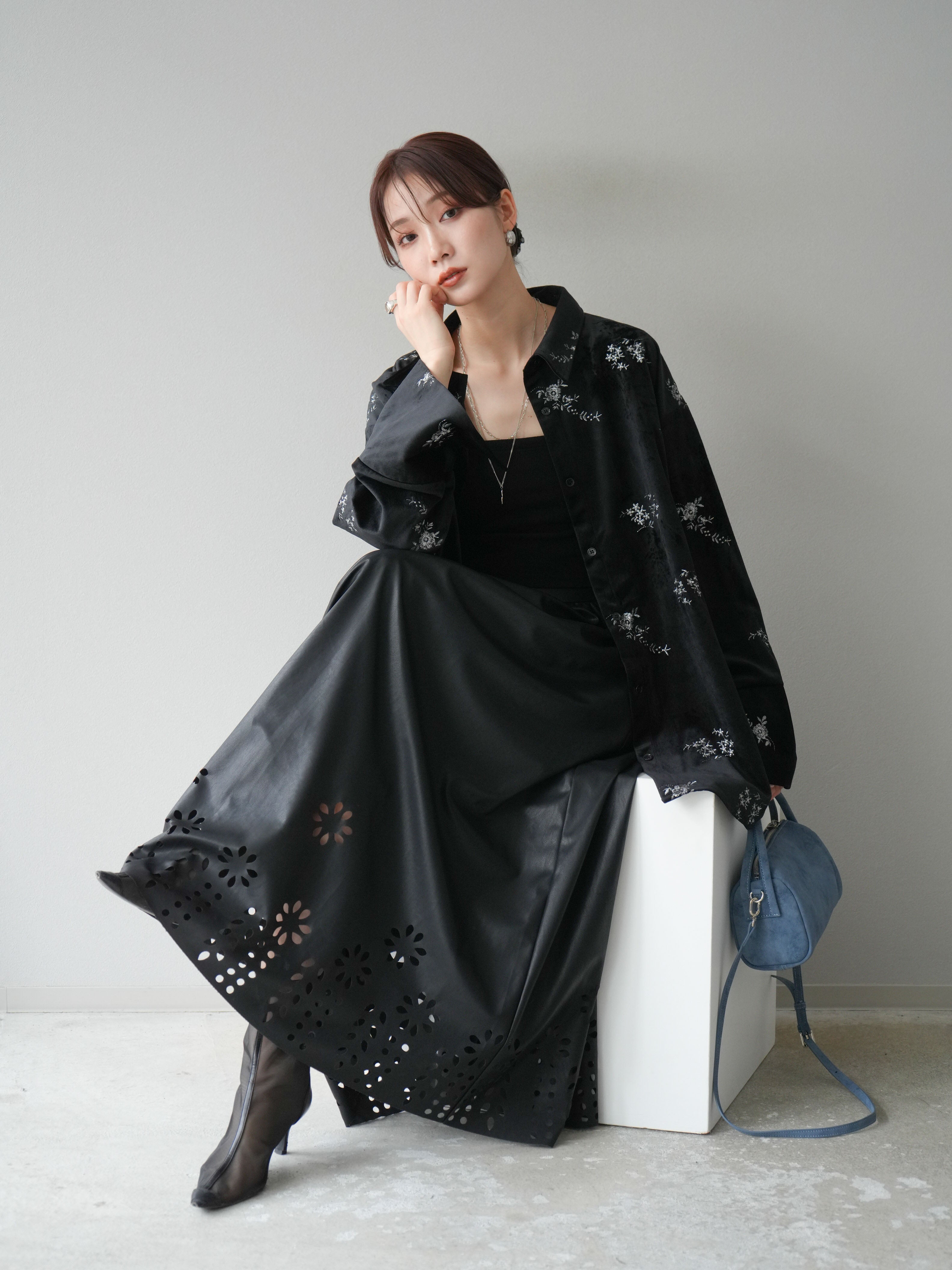 予約]ベロアフラワーエンブロイダリーシャツ/ブラック – Lumier