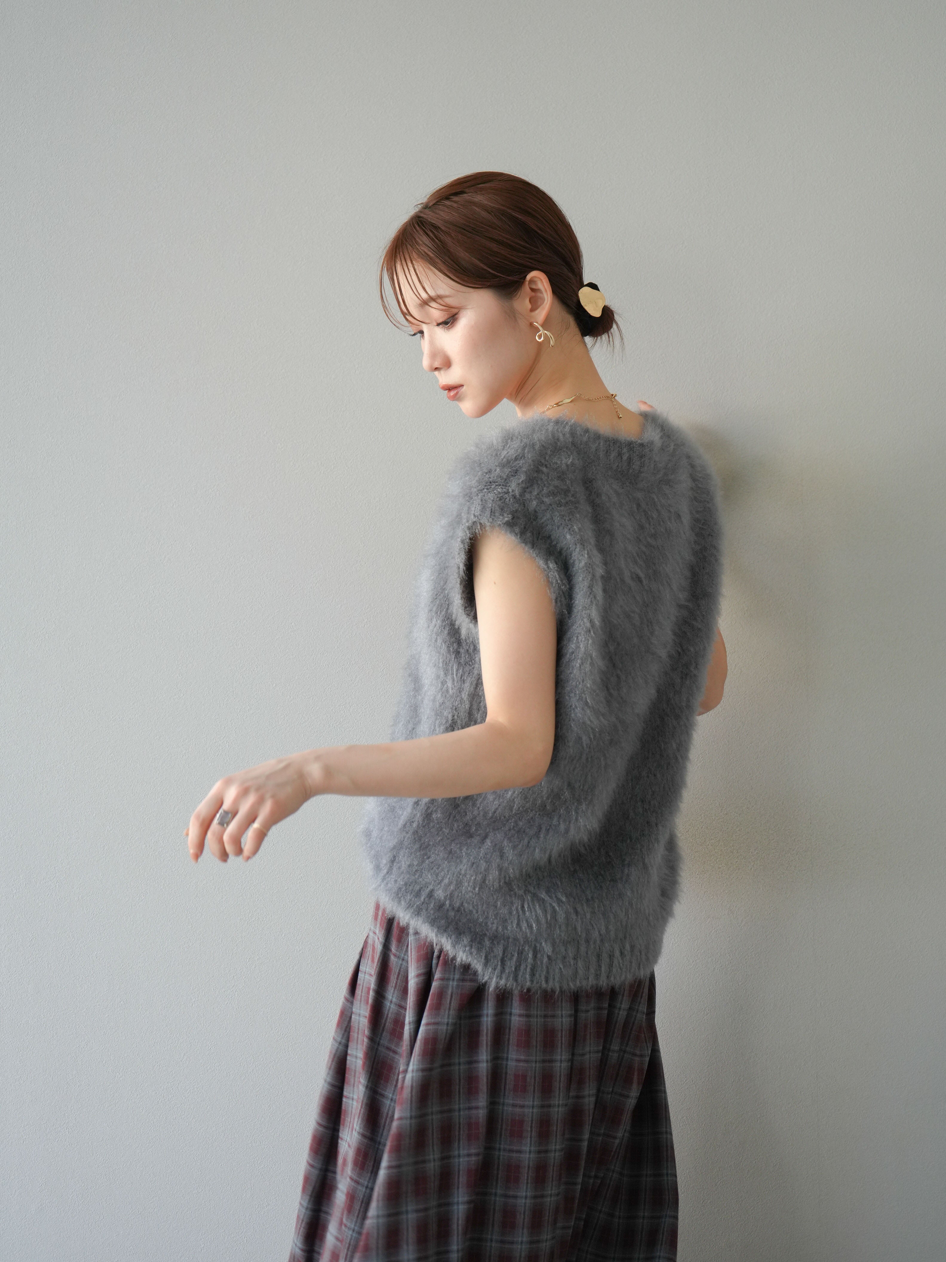 予約]ラメシャギーVネックニットベスト/グレー – Lumier