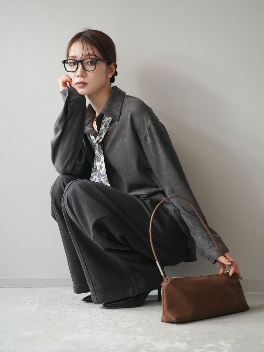 [予約]スカーフ付きスエードシャツ/charcoal