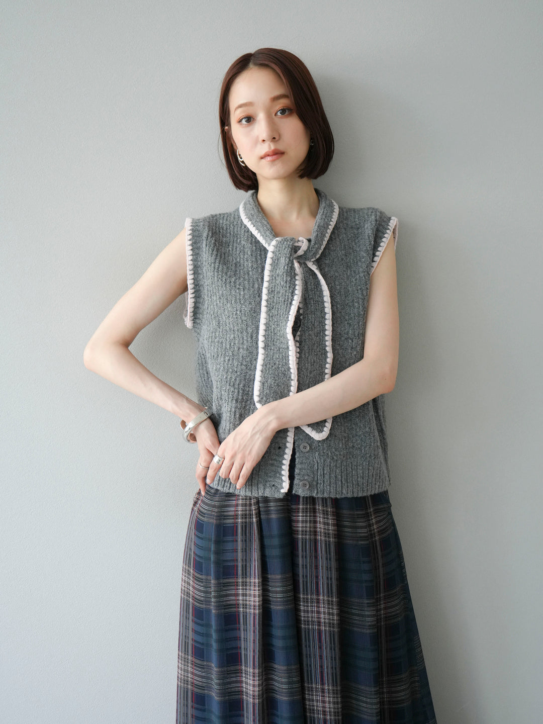 [予約]ステッチデザインボウタイニットベスト/グレー