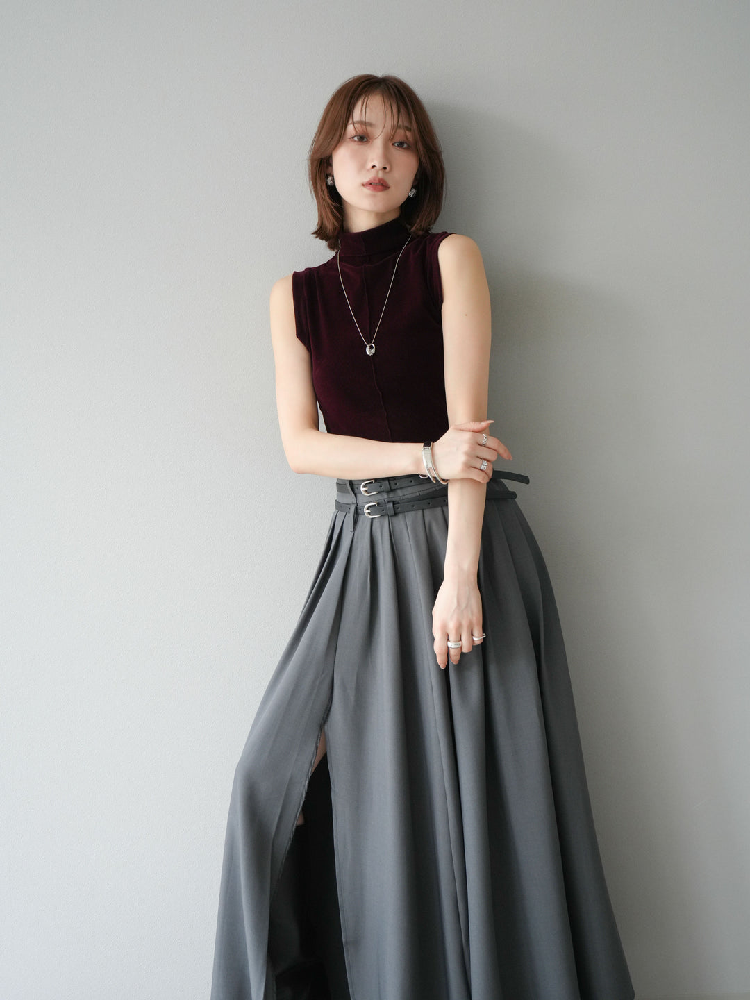 [SET]シアーベロアプチネックノースリーブトップス+エステルプリーツスリットスカート(2set)