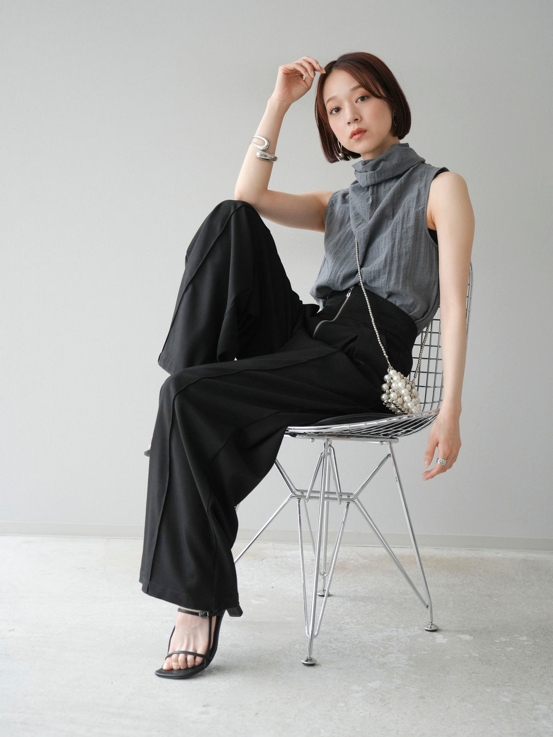 [SET] 後繫帶無袖上衣 + 拉鍊褶襉寬褲 (2 套)