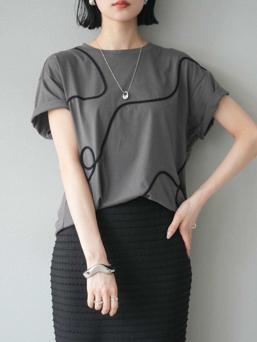 [予約]コード刺繍ルーズTシャツ/チャコール