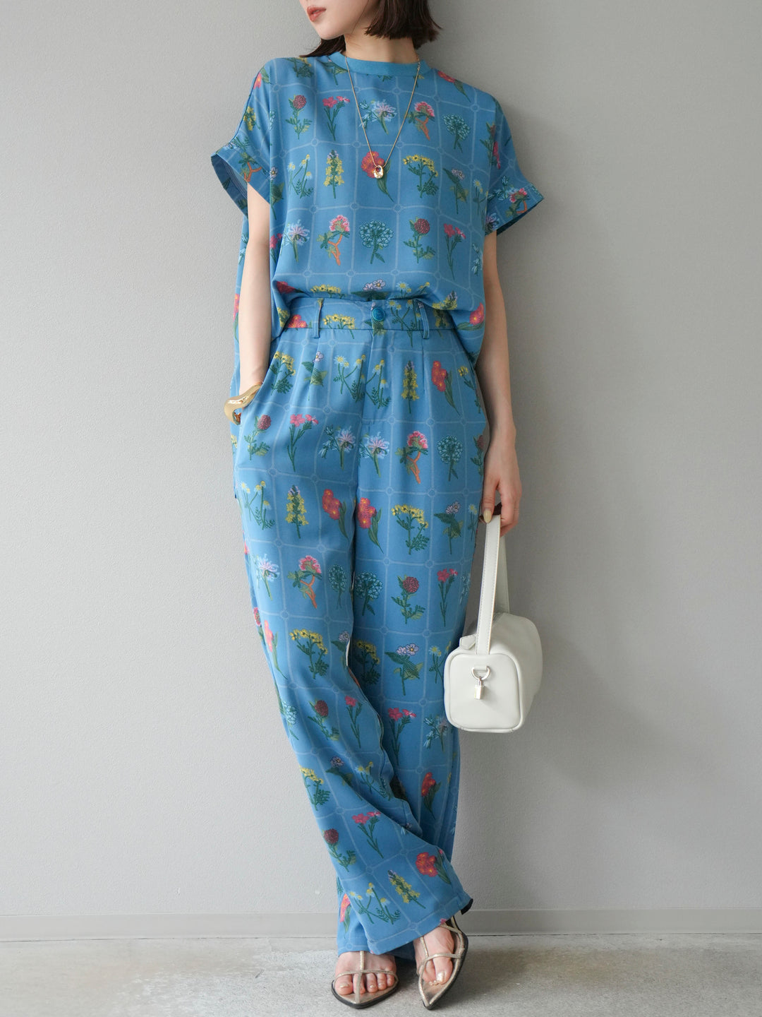 [予約]パッチワークフラワープリントプルオーバー/ブルー