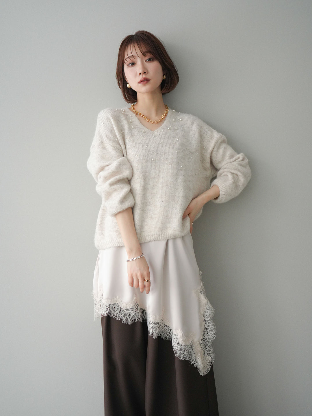 [SET]パール×ビジューVネックニットプルオーバー+アシンメトリーサテンレースキャミソール+テープベルトタックバギーパンツ(3set)