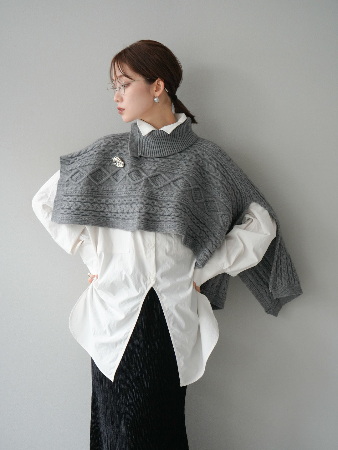 [予約]ケーブル編みニットケープ/グレー