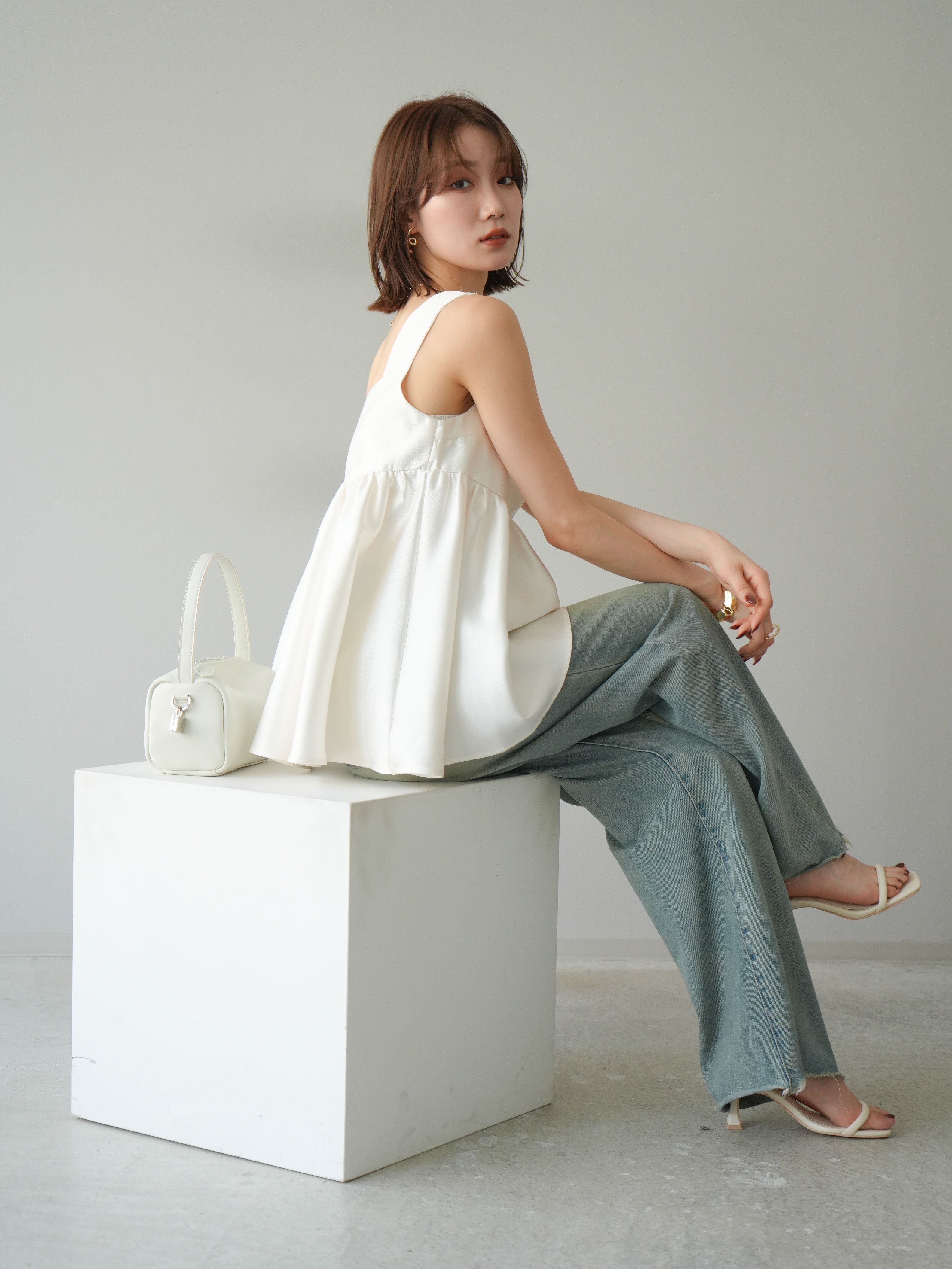 予約]サテンフレアノースリーブトップス/アイボリー – Lumier