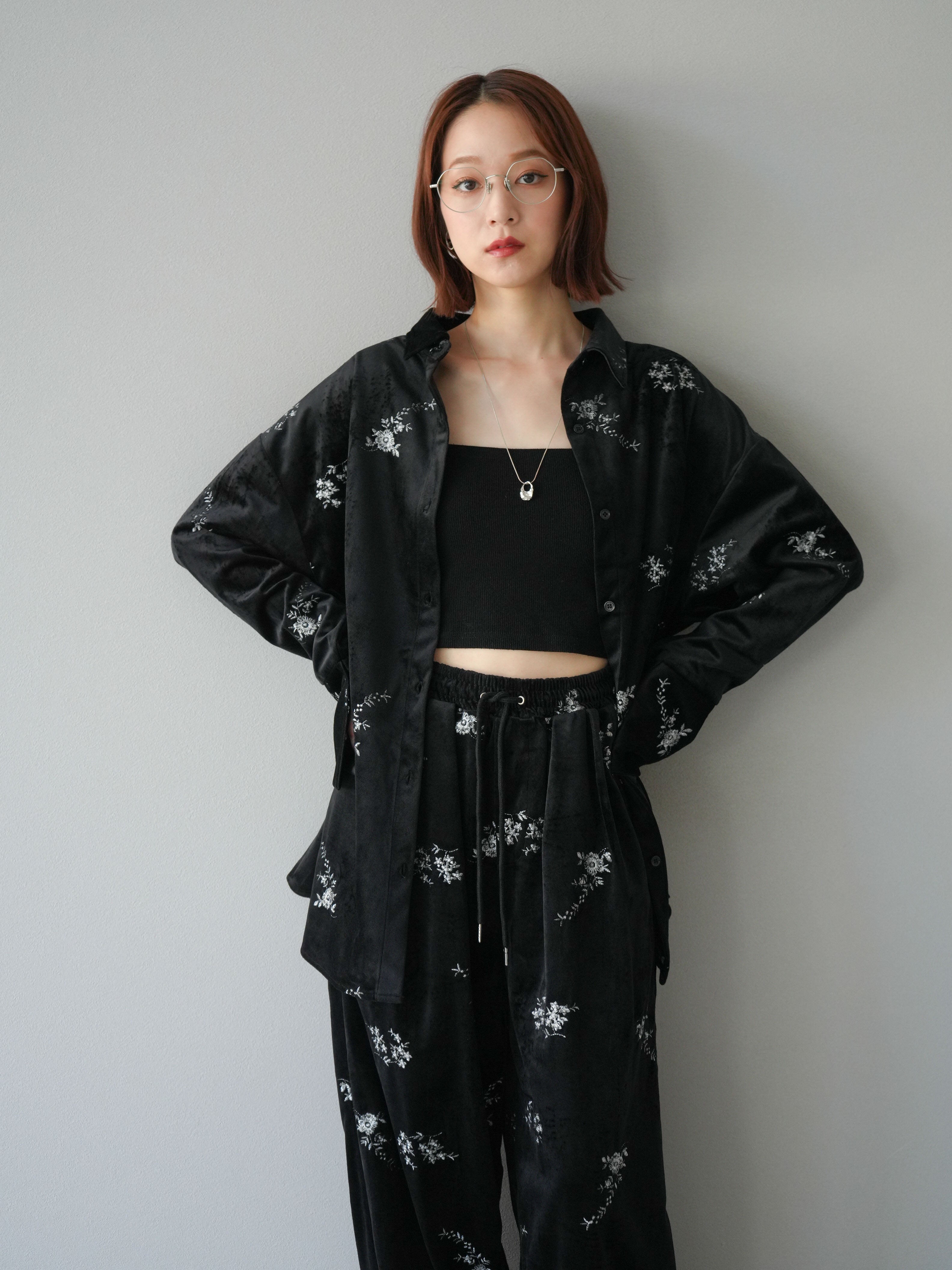予約]ベロアフラワーエンブロイダリーシャツ/ブラック – Lumier