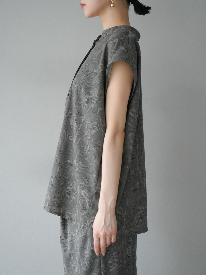 [予約]ペイズリープリントゴールドボタンブラウス/グレー