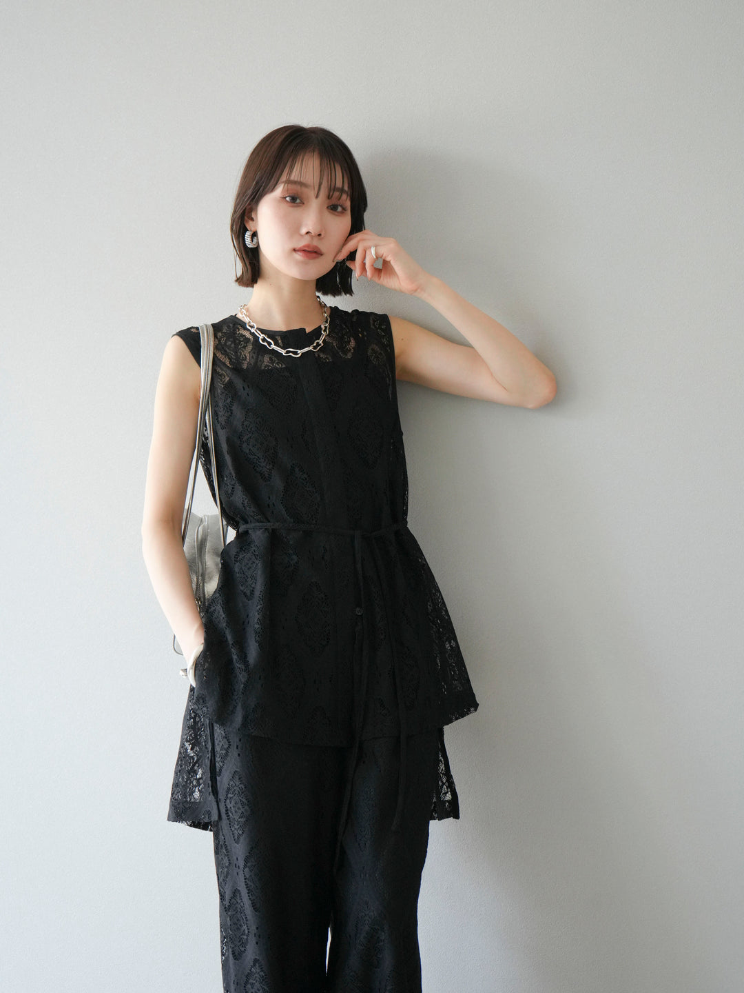 [SET] 緞面滾邊蕾絲無袖上衣 + 蕾絲疊穿休閒褲 (2件套)