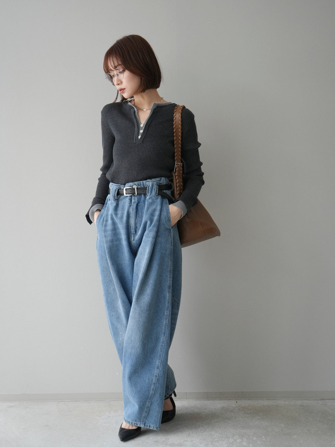 [SET]バイカラーキーネックリブニットトップス+ハイウエストベルトループデザインデニムパンツ(2set)