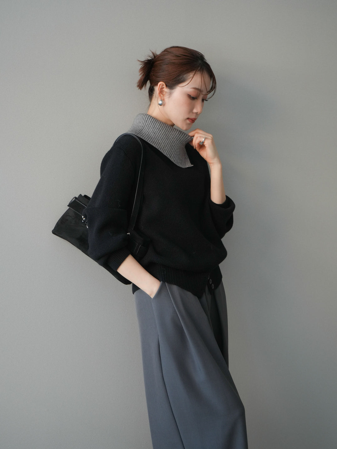 [予約]デザインネックバイカラーニットプルオーバー/black