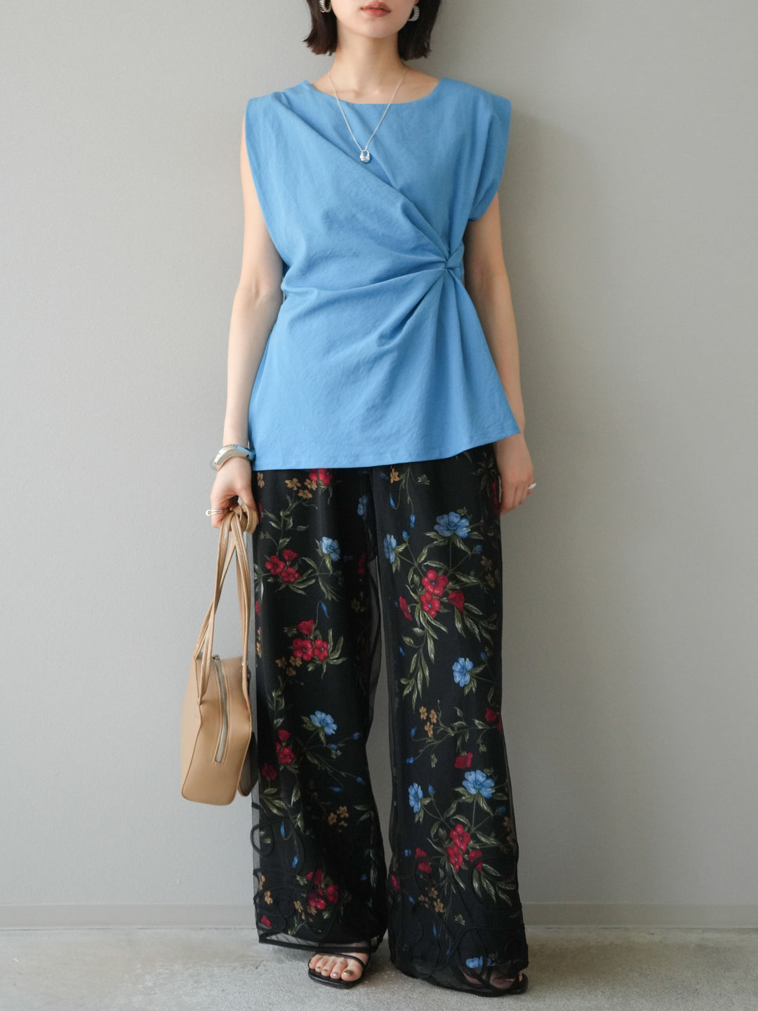 [SET] 側扭法式上衣+植物圖案休閒褲+繩繡薄紗疊穿褲（3件套裝）
