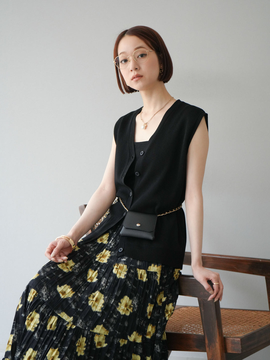 [SET] V領人造絲針織背心+花邊長裙（2件組）