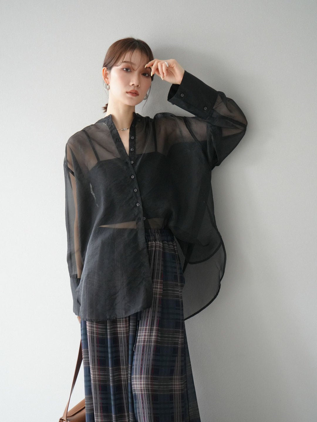 [SET] 亮面透視立領襯衫 + 透視格紋寬鬆褲 (2 件套)