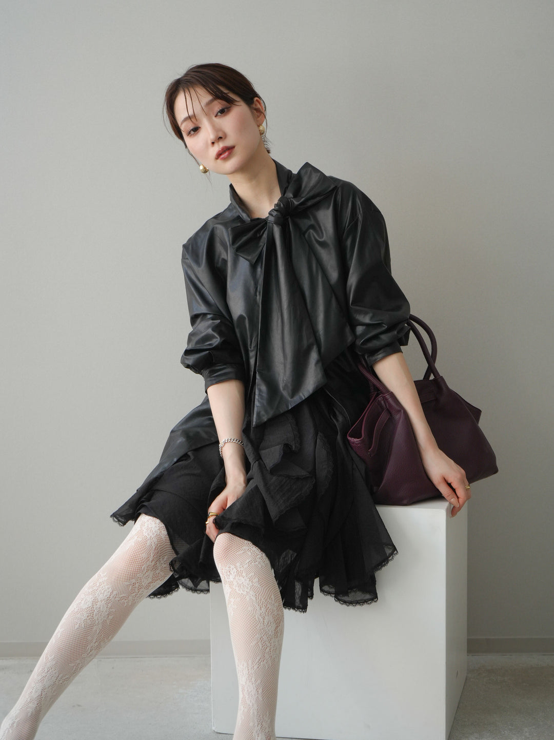 [予約]フェイクレザーボウタイブラウス/black