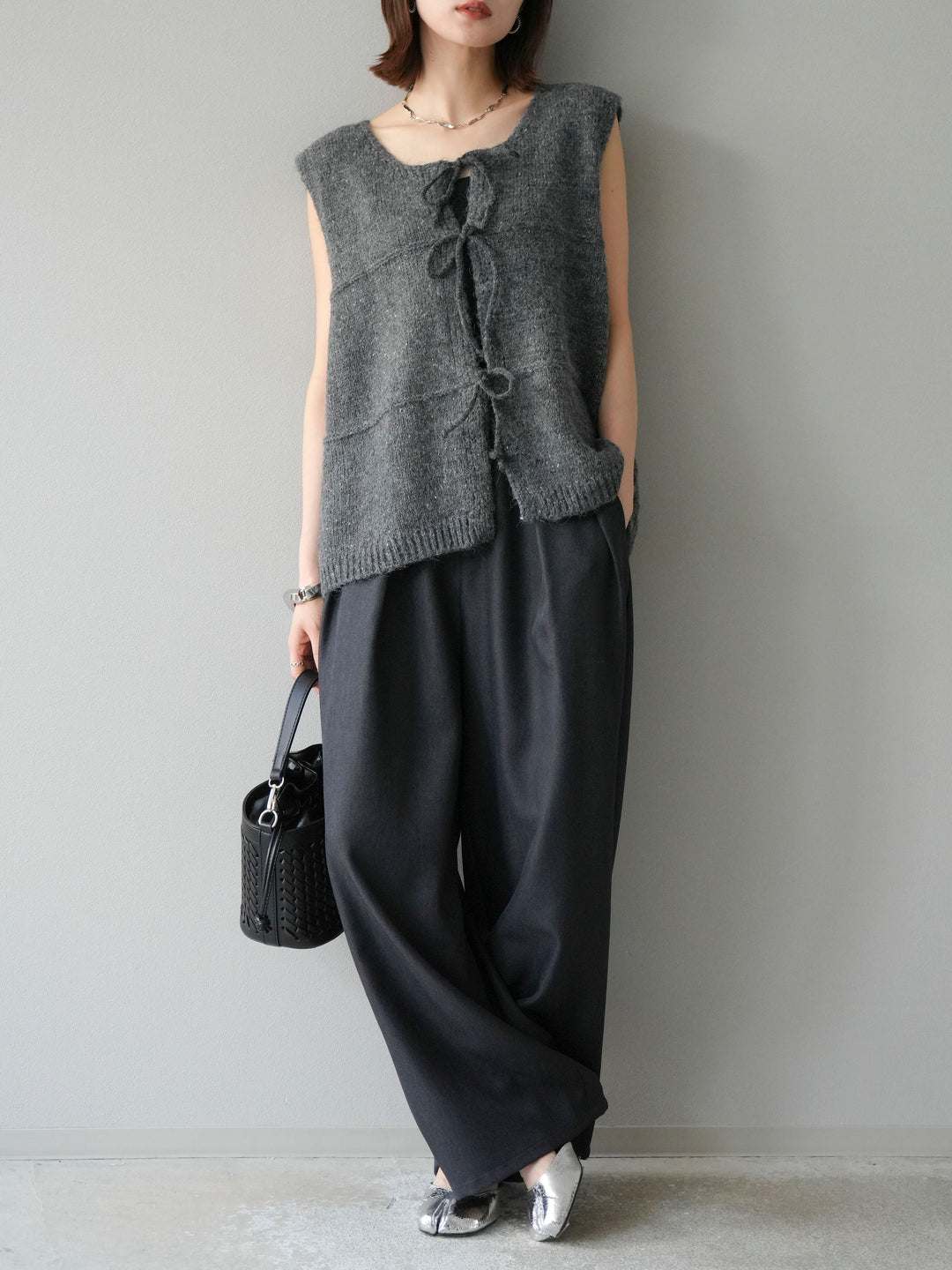 [予約]レザーパイピングタックワイドパンツ/グレー