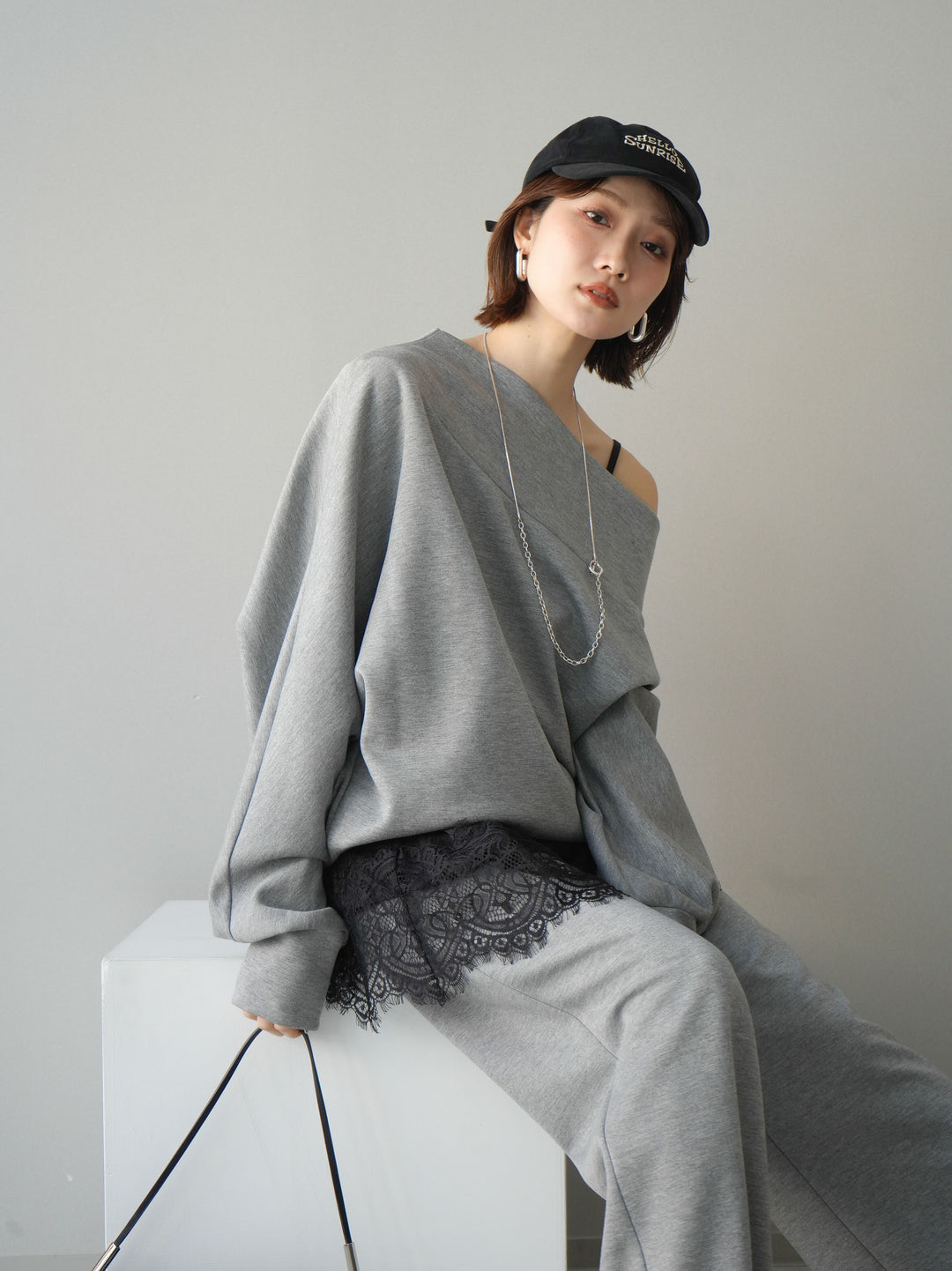 [SET]アシンメトリーオフショルポンチプルオーバー+レーストリムキャミソール+イージーポンチワイドパンツ(3set)