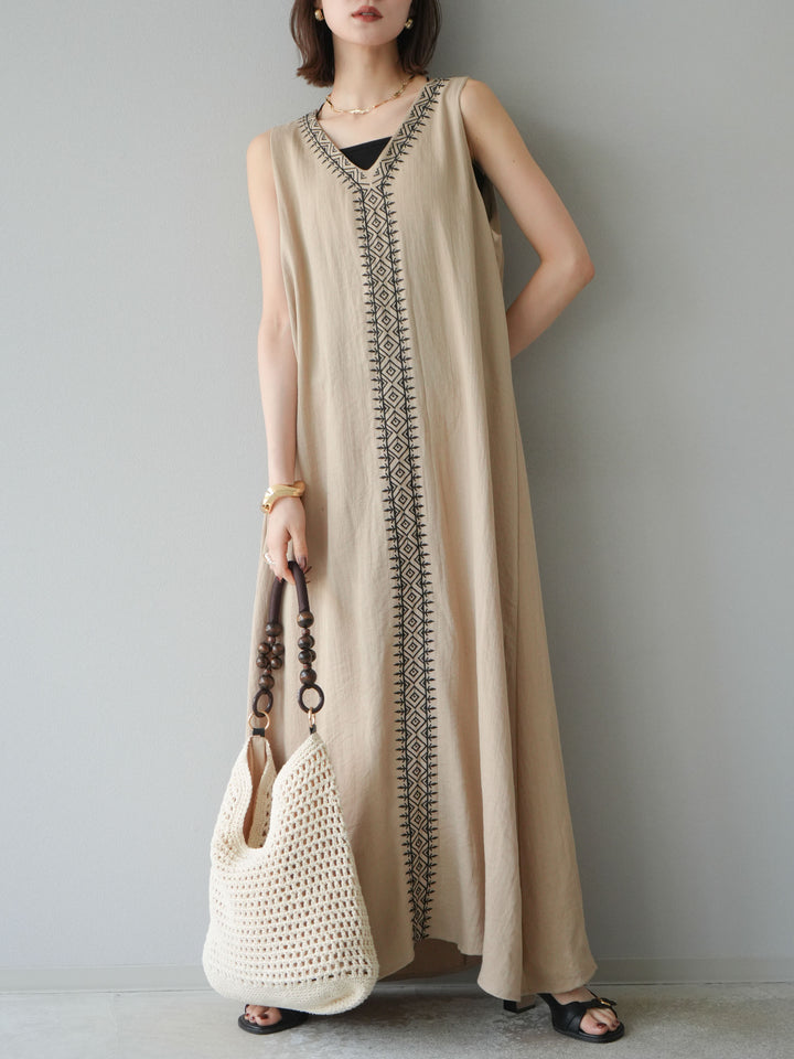 【預購】刺繡V領洋裝/米色