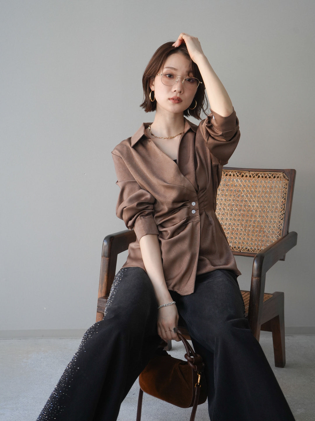 [予約]サイドギャザーアシンメトリーデザインサテンブラウス/brown