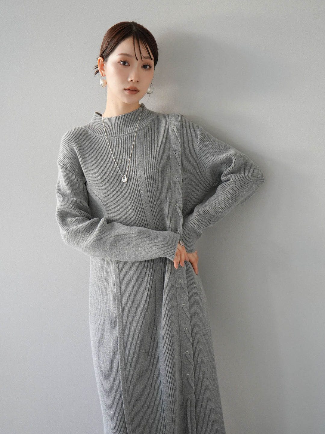 [SET] 不對稱繫帶高領針織連身裙 + 可選飾品套裝 (2套)