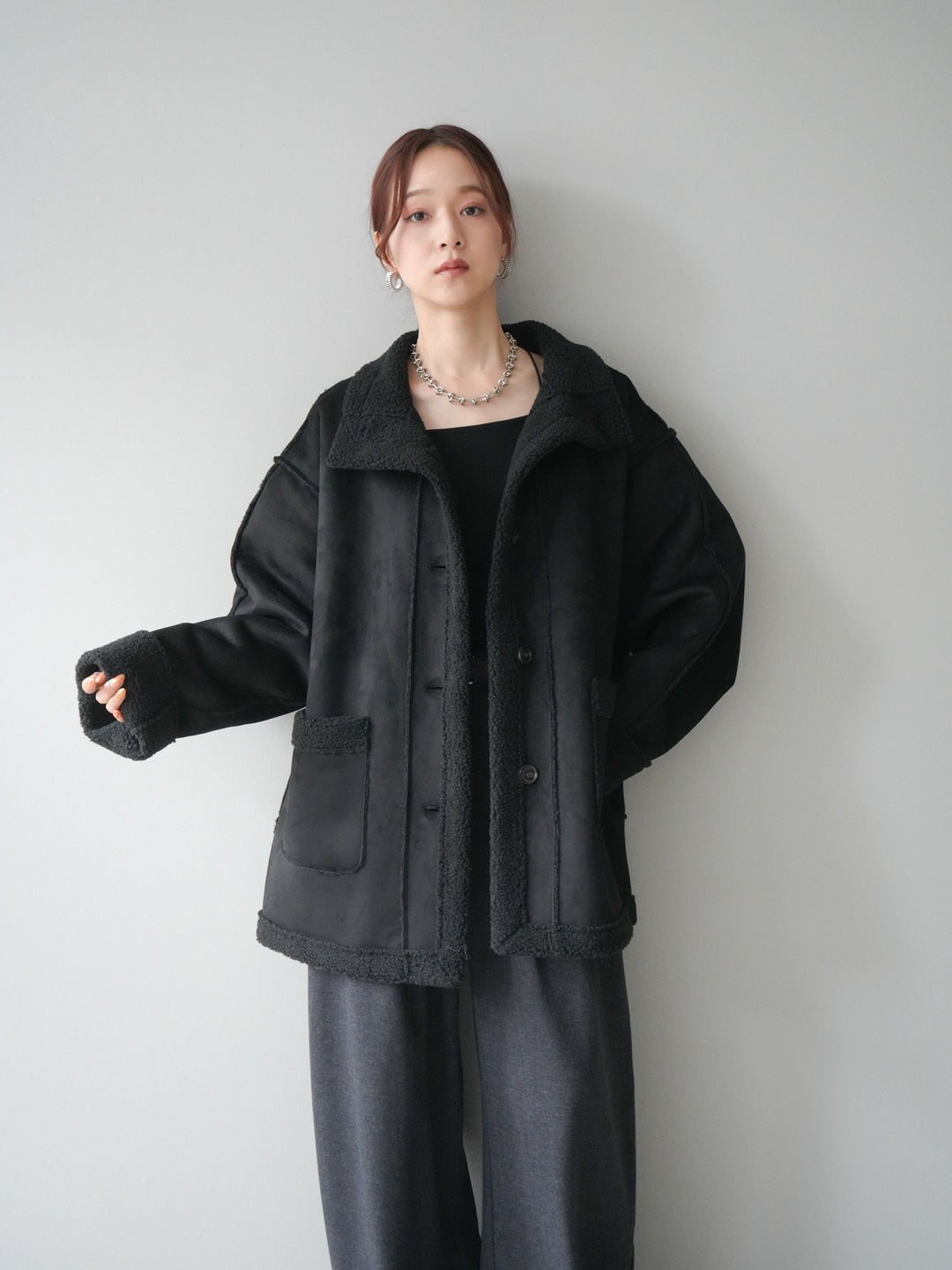 [SET]スタンドネックフェイクムートンミディアムコート+カップ付きバッククロスキャミソール(2set)