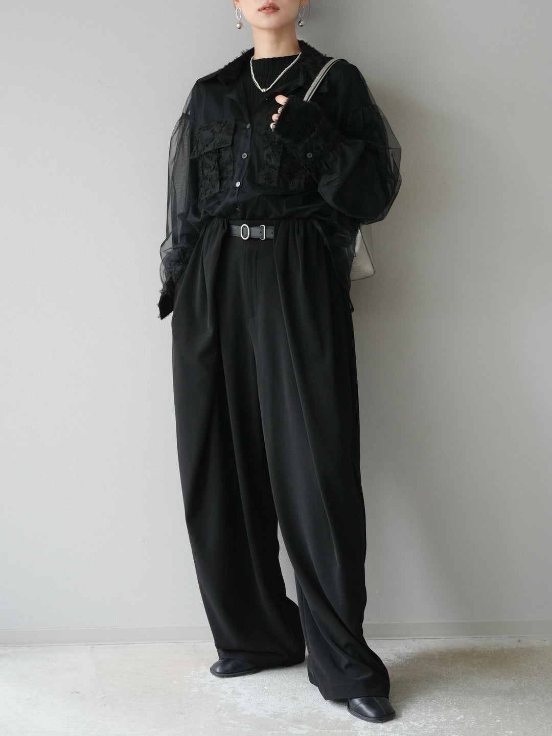 [SET]フリンジジャガード×チュールレイヤードシャツ+アームシャギーランダムリブニットトップス+ベルト付タックワイドパンツ(3set)