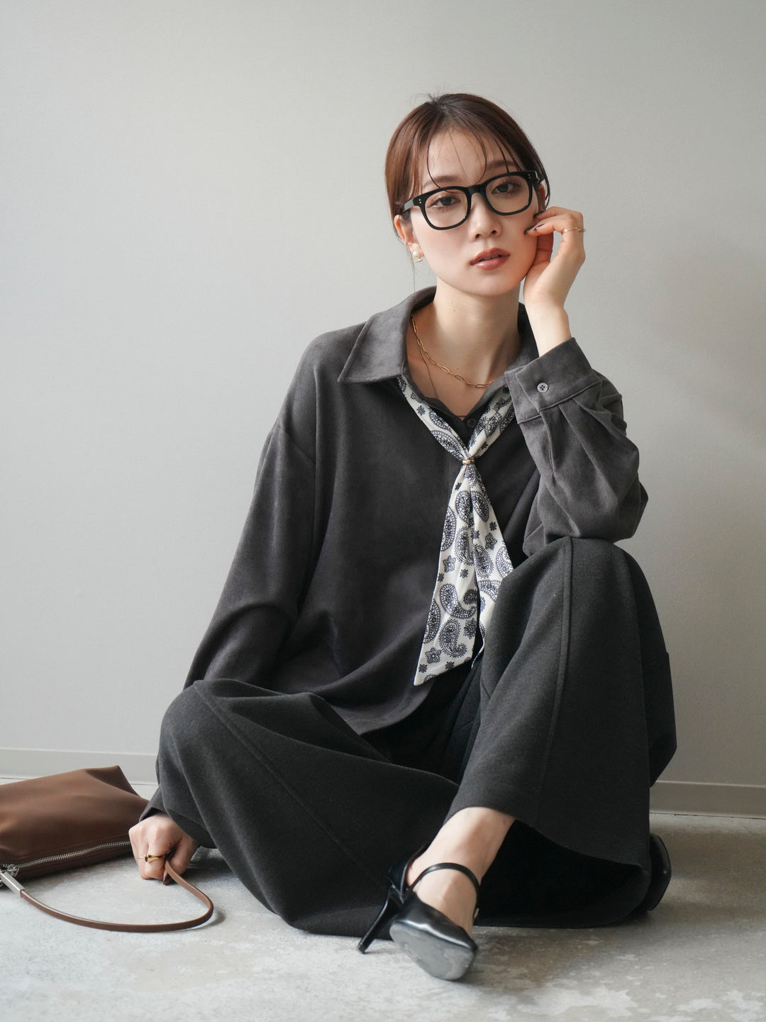 [予約]スカーフ付きスエードシャツ/charcoal