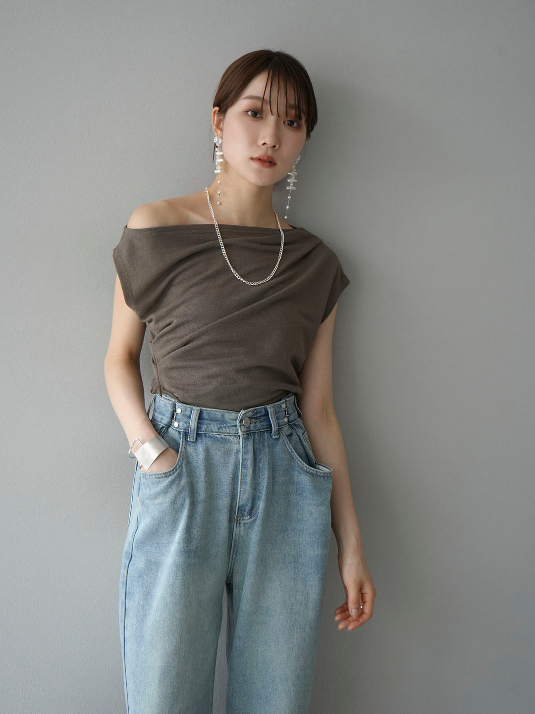 [Pre-order] Asymmetrical tuck sleeveless knit/brown