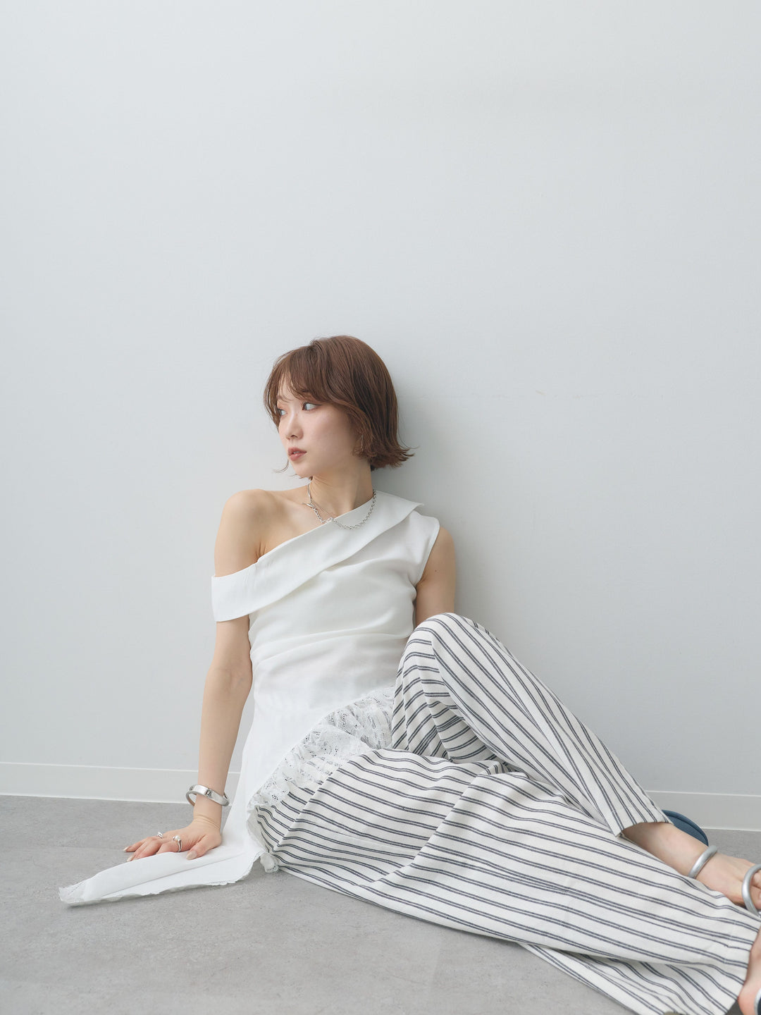 [予約]アシンメトリーラッフルレースヘムトップス/white