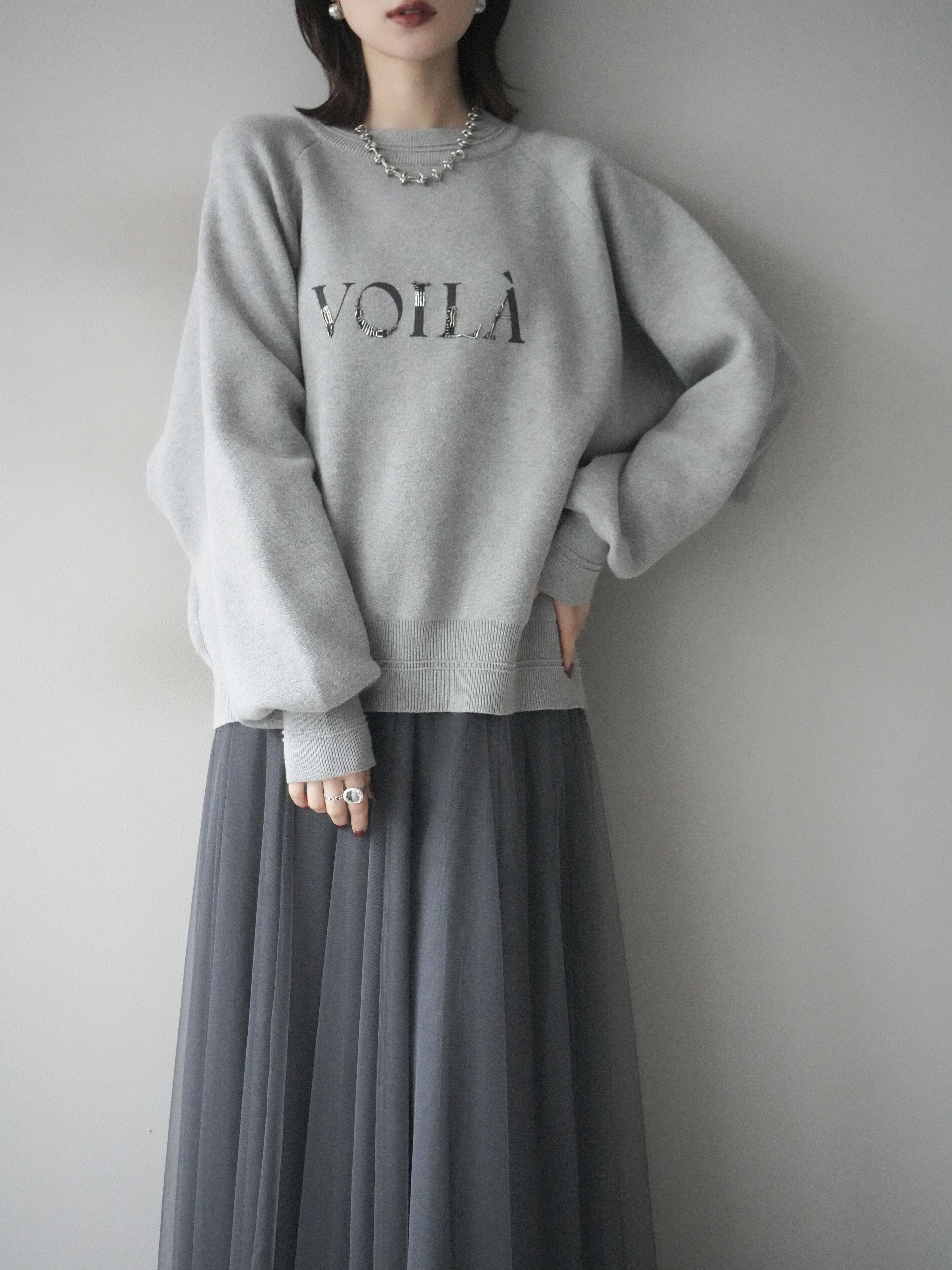 予約]スウェットライクビーズロゴ刺繍ニットプルオーバー/mokugray