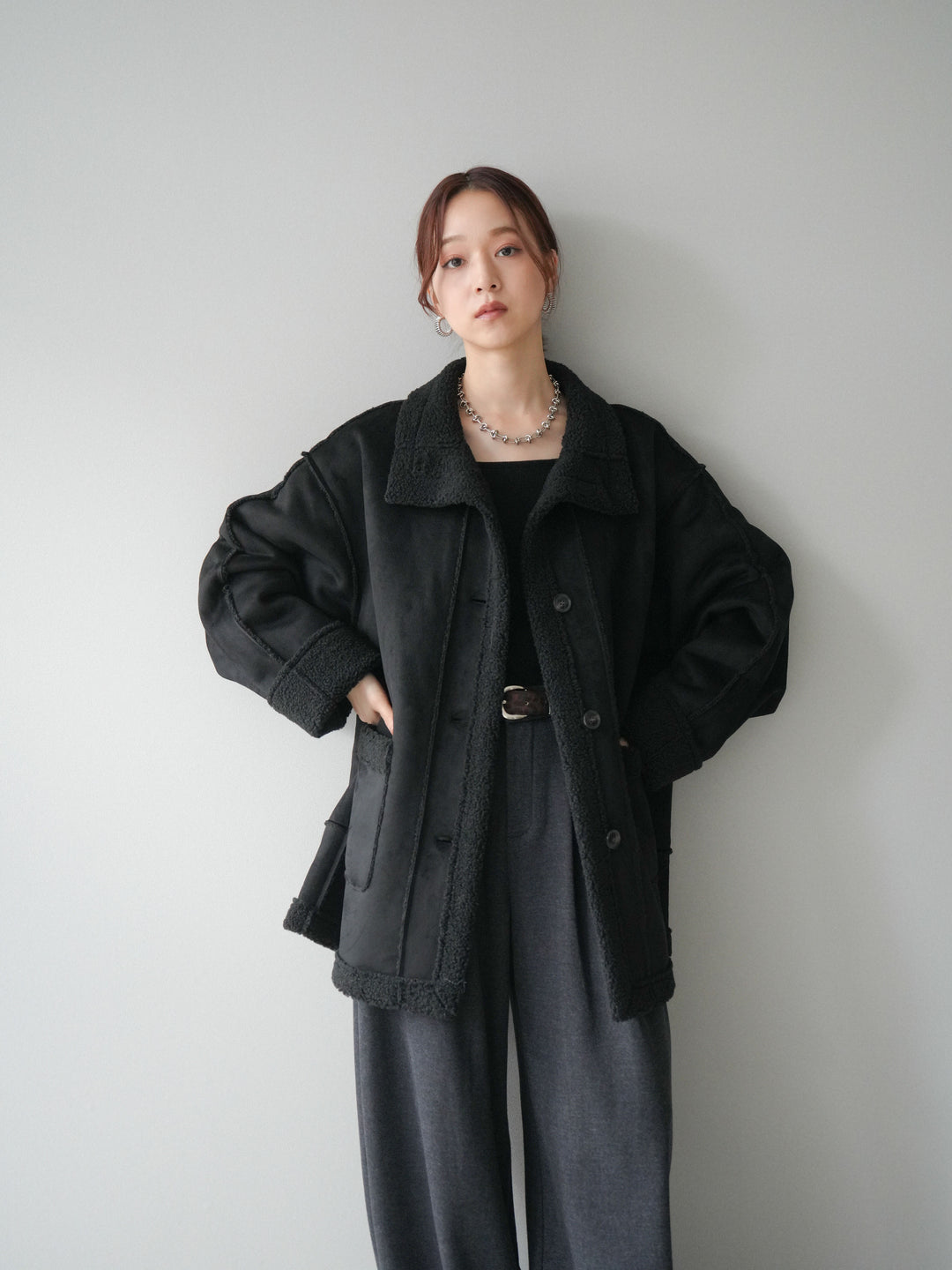 [SET]スタンドネックフェイクムートンミディアムコート+カップ付きバッククロスキャミソール(2set)